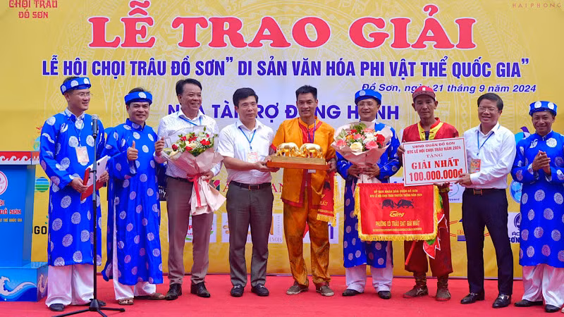 Ban Tổ chức trao giải nhất cùng phần thưởng 100 triệu đồng tặng chủ trâu số 4. Ban Tổ chức trao giải nhất cùng phần thưởng 100 triệu đồng tặng chủ trâu số 4.
