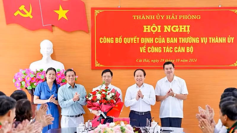 Lãnh đạo thành phố Hải Phòng trao Quyết định và chúc mừng tân Bí thư Huyện ủy Cát Hải. Lãnh đạo thành phố Hải Phòng trao Quyết định và chúc mừng tân Bí thư Huyện ủy Cát Hải.