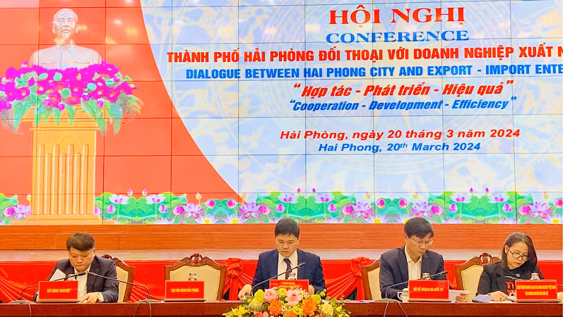 Lãnh đạo thành phố Hải Phòng và các ngành chức năng chủ trì đối thoại với doanh nghiệp xuất nhập khẩu. Lãnh đạo thành phố Hải Phòng và các ngành chức năng chủ trì đối thoại với doanh nghiệp xuất nhập khẩu.