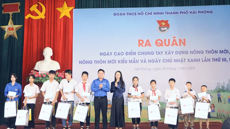 Tuổi trẻ Hải Phòng dành nhiều phần quà an sinh xã hội tặng học sinh có hoàn cảnh khó khăn.