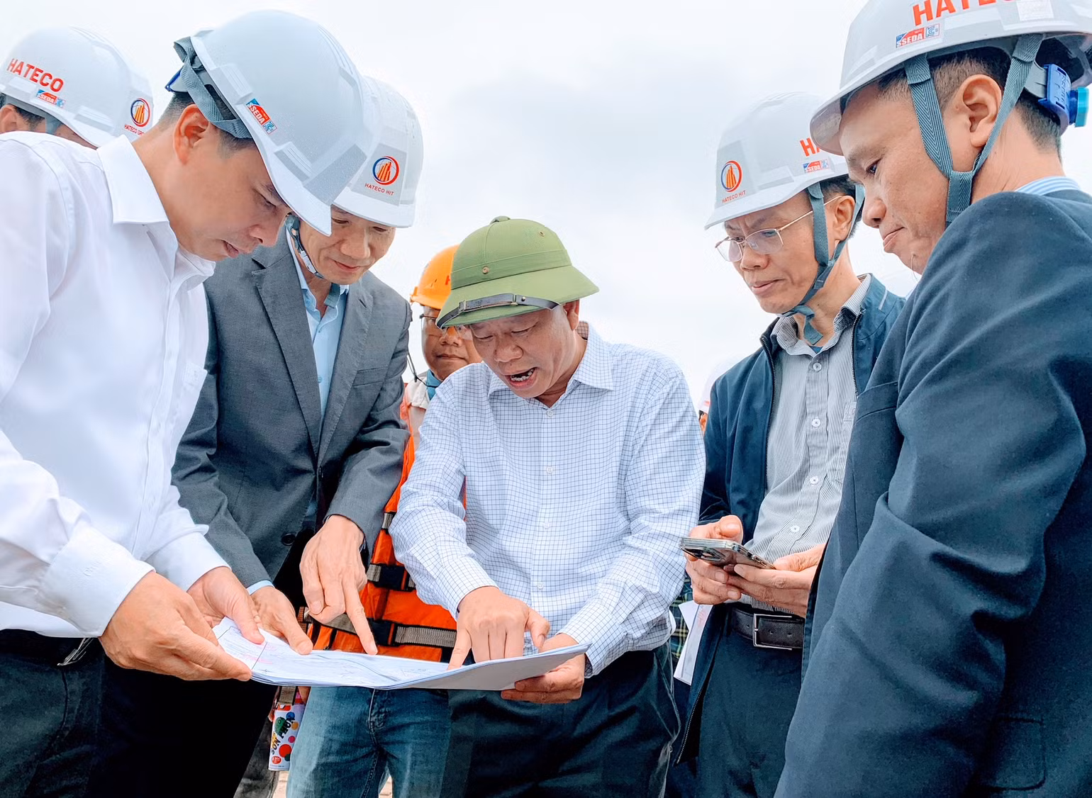 Giải quyết những khó khăn, vướng mắc ngay tại thực địa công trình. Giải quyết những khó khăn, vướng mắc ngay tại thực địa công trình.