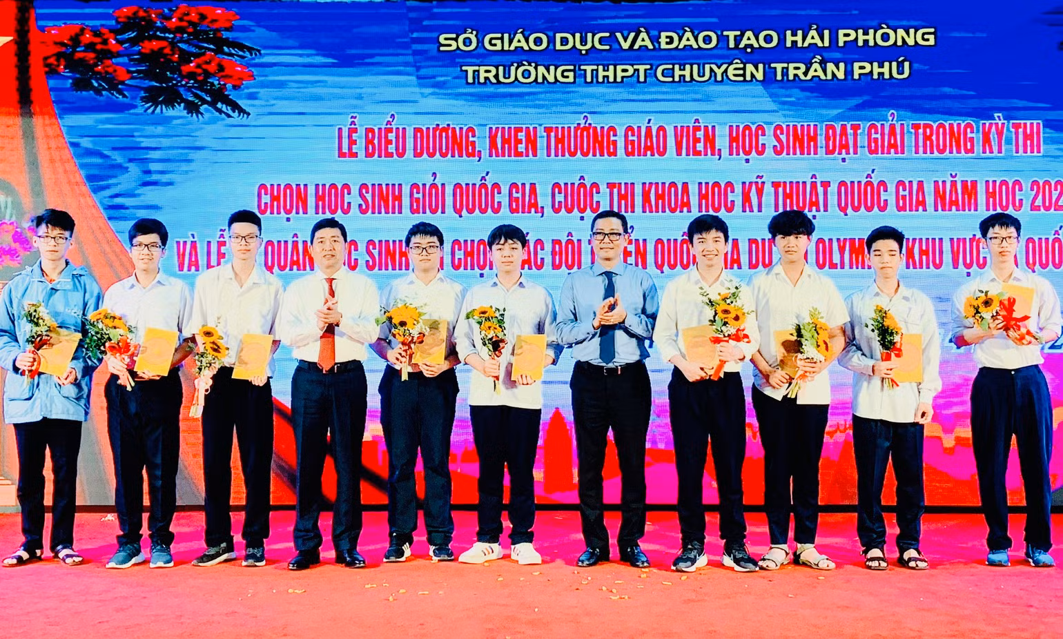Lãnh đạo thành phố trao quà tặng đội tuyển học sinh thi chọn đội tuyển quốc gia dự thi Olympic khu vực và quốc tế.