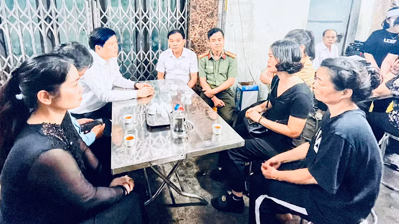 Lãnh đạo thành phố Hải Phòng cùng các ngành chức năng và quận Hải An thăm hỏi gia đình nạn nhân ở phường Cát Bi (quận Hải An).