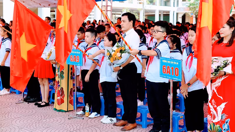 Hoạt động khai giảng cần tổ chức ngắn gọn, trang trọng, thiết thực. Hoạt động khai giảng cần tổ chức ngắn gọn, trang trọng, thiết thực.