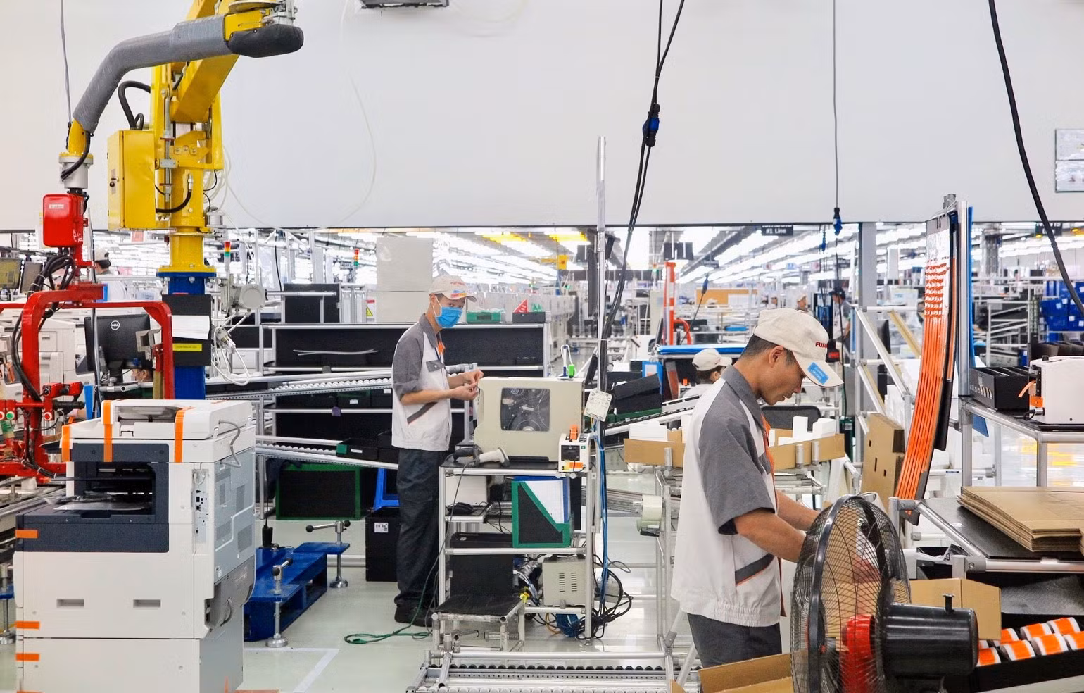 Các doanh nghiệp cần áp dụng các giải pháp quản trị năng lượng hiệu quả, điều chỉnh và hạn chế tối đa việc huy động các thiết bị có công suất tiêu thụ điện lớn vào giờ cao điểm để bảo đảm an toàn lưới điện.