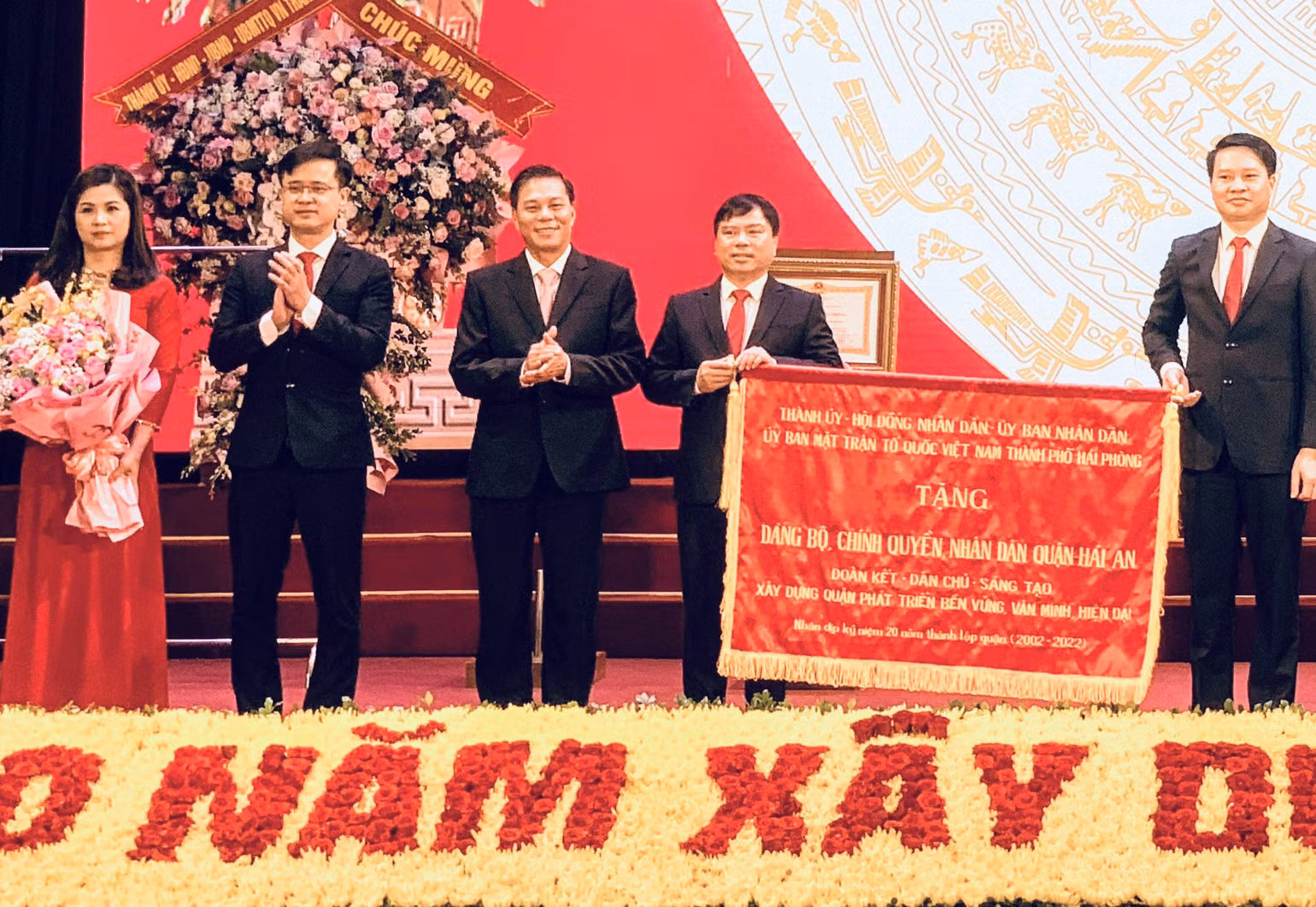 Lãnh đạo thành phố Hải Phòng trao tặng Đảng bộ, chính quyền và nhân dân quận Hải An bức trướng mang dòng chữ “Đoàn kết, Dân chủ, Sáng tạo - Xây dựng quận phát triển bền vững, văn minh, hiện đại”.