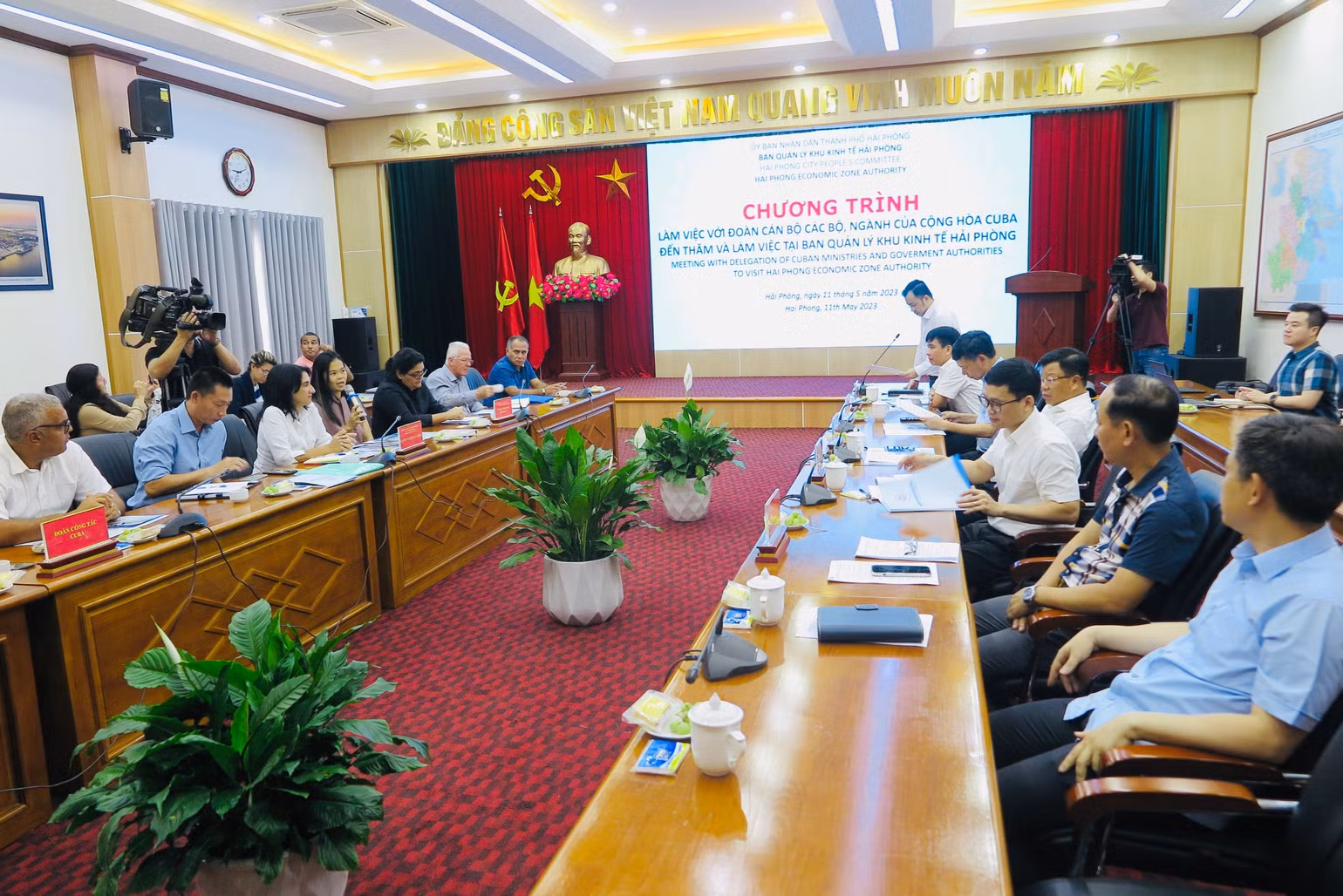 Quang cảnh cuộc gặp gỡ, trao đổi giữa hai bên.