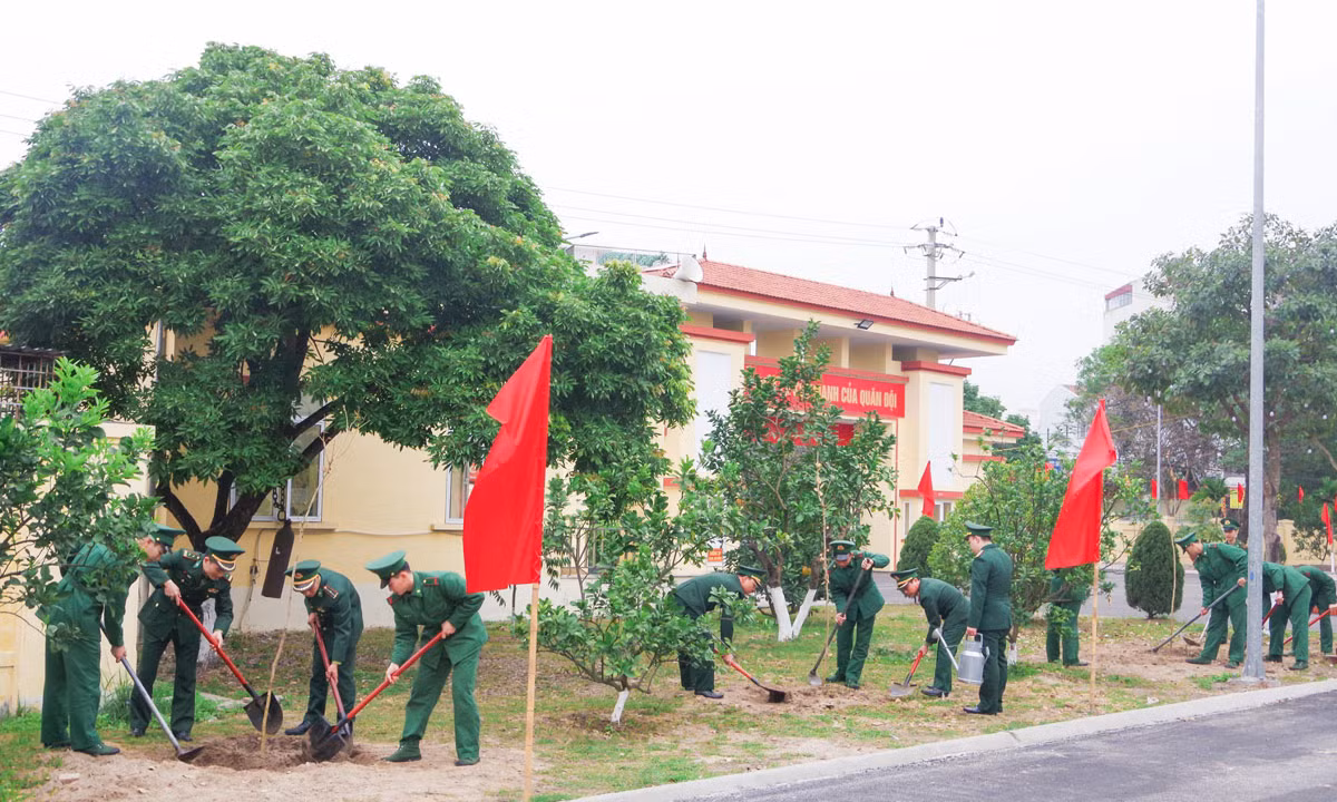 Các chiến sĩ Bộ đội Biên phòng Hải Phòng trồng cây tại nơi đóng quân. (Ảnh: Cổng Thông tin điện tử Hải Phòng) Các chiến sĩ Bộ đội Biên phòng Hải Phòng trồng cây tại nơi đóng quân. (Ảnh: Cổng Thông tin điện tử Hải Phòng)