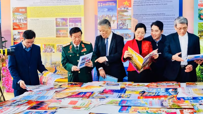 Các đại biểu tham quan trưng bày báo Xuân 2025. Các đại biểu tham quan trưng bày báo Xuân 2025.