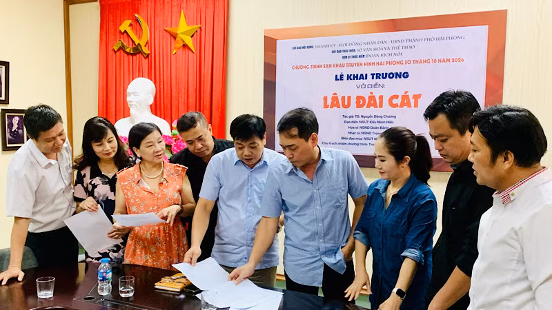 Ê-kíp sáng tạo nghệ thuật của vở diễn trao đổi về nội dung kịch bản. Ê-kíp sáng tạo nghệ thuật của vở diễn trao đổi về nội dung kịch bản.