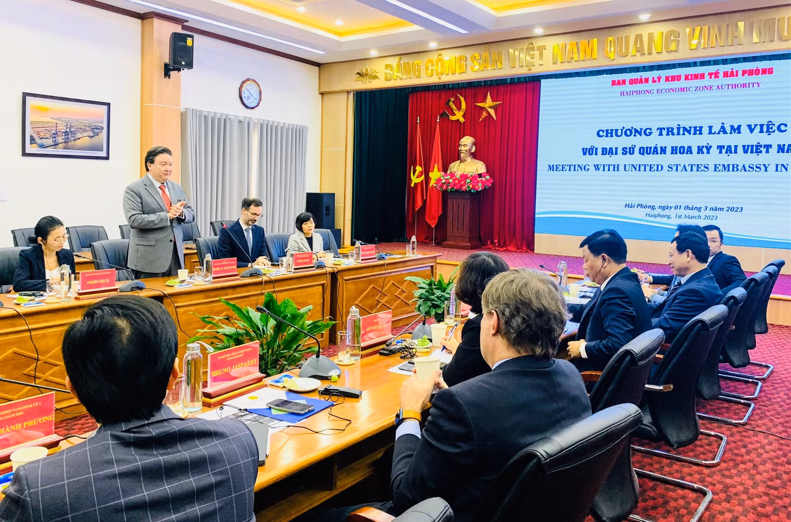 Đoàn Đại sứ quán Hoa Kỳ làm việc với Ban Quản lý Khu kinh tế Hải Phòng. Đoàn Đại sứ quán Hoa Kỳ làm việc với Ban Quản lý Khu kinh tế Hải Phòng.