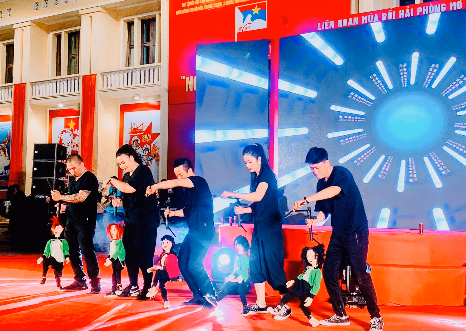 Các nghệ sĩ múa rối biểu diễn.