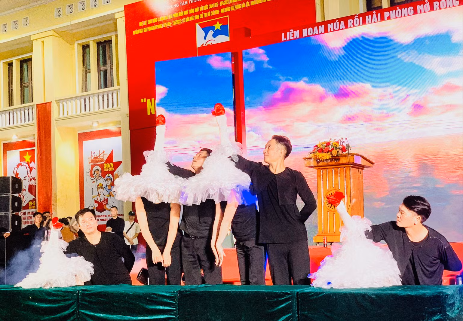 Tiết mục múa rối Thiên nga.