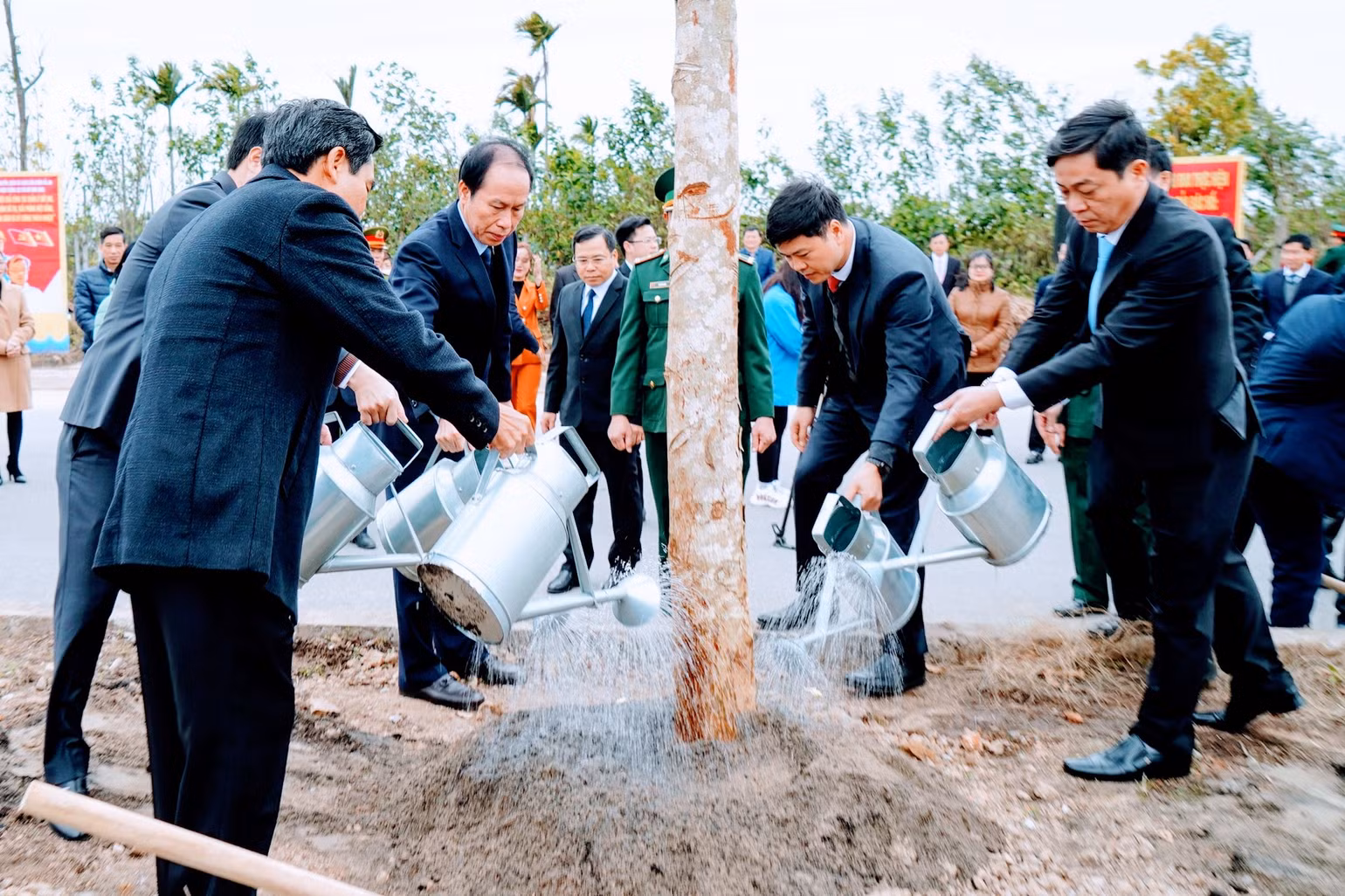 Đồng chí Lê Tiến Châu, Ủy viên Trung ương Đảng, Bí thư Thành ủy Hải Phòng tham dự Tết trồng cây tại phường Tràng Cát (quận Hải An). Đồng chí Lê Tiến Châu, Ủy viên Trung ương Đảng, Bí thư Thành ủy Hải Phòng tham dự Tết trồng cây tại phường Tràng Cát (quận Hải An).