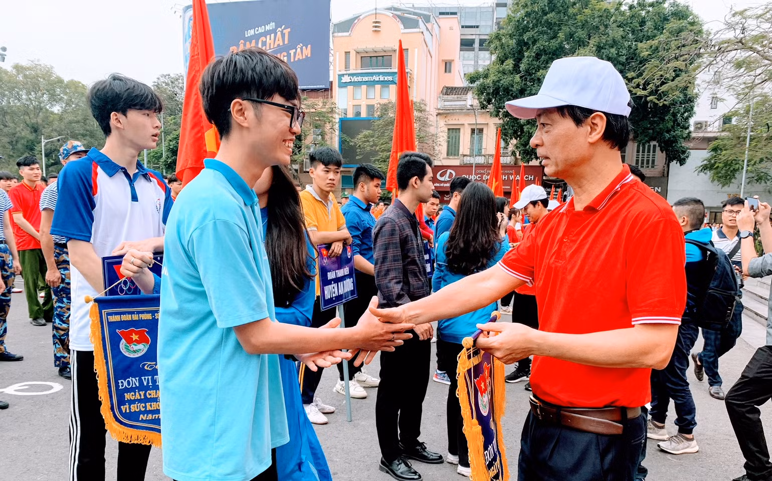 Lãnh đạo Thành ủy Hải Phòng trao cờ lưu niệm tặng các đoàn vận động viên tham gia Ngày chạy.