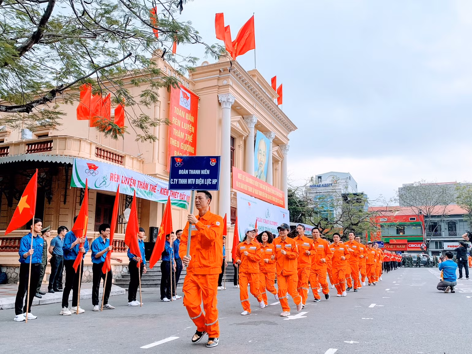 Tuổi trẻ các cơ quan, đơn vị, doanh nghiệp cũng tích cực tham gia Ngày chạy Olympic.