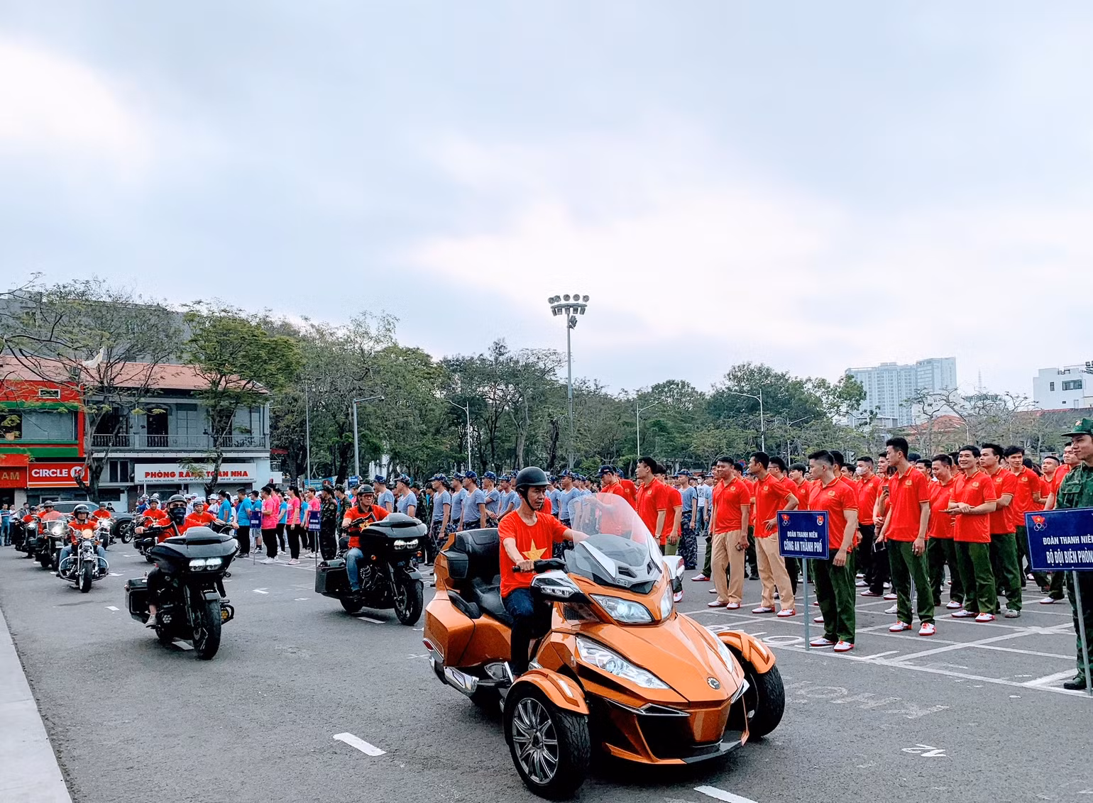 Các câu lạc bộ mô tô tham gia diễu hành và dẫn các đoàn chạy.