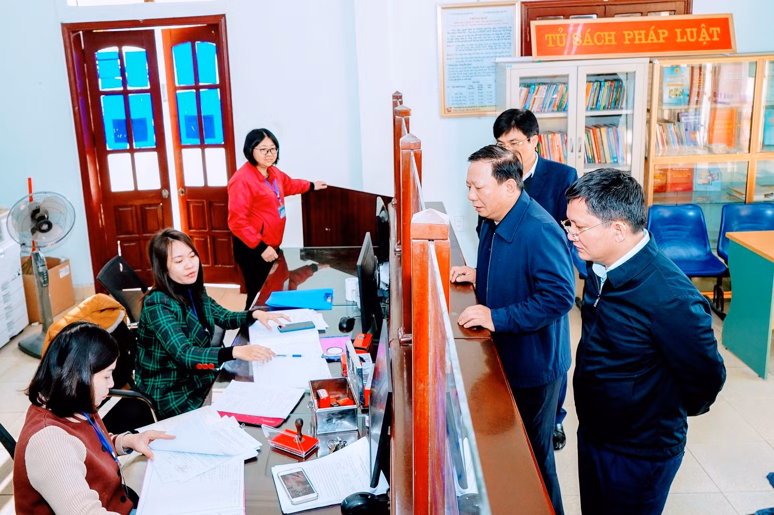 Phó Chủ tịch Ủy ban nhân dân thành phố Hải Phòng Nguyễn Đức Thọ kiểm tra tình hình thực thi công vụ tại Bộ phận "Một cửa" của xã Thủy Sơn (huyện Thủy Nguyên).