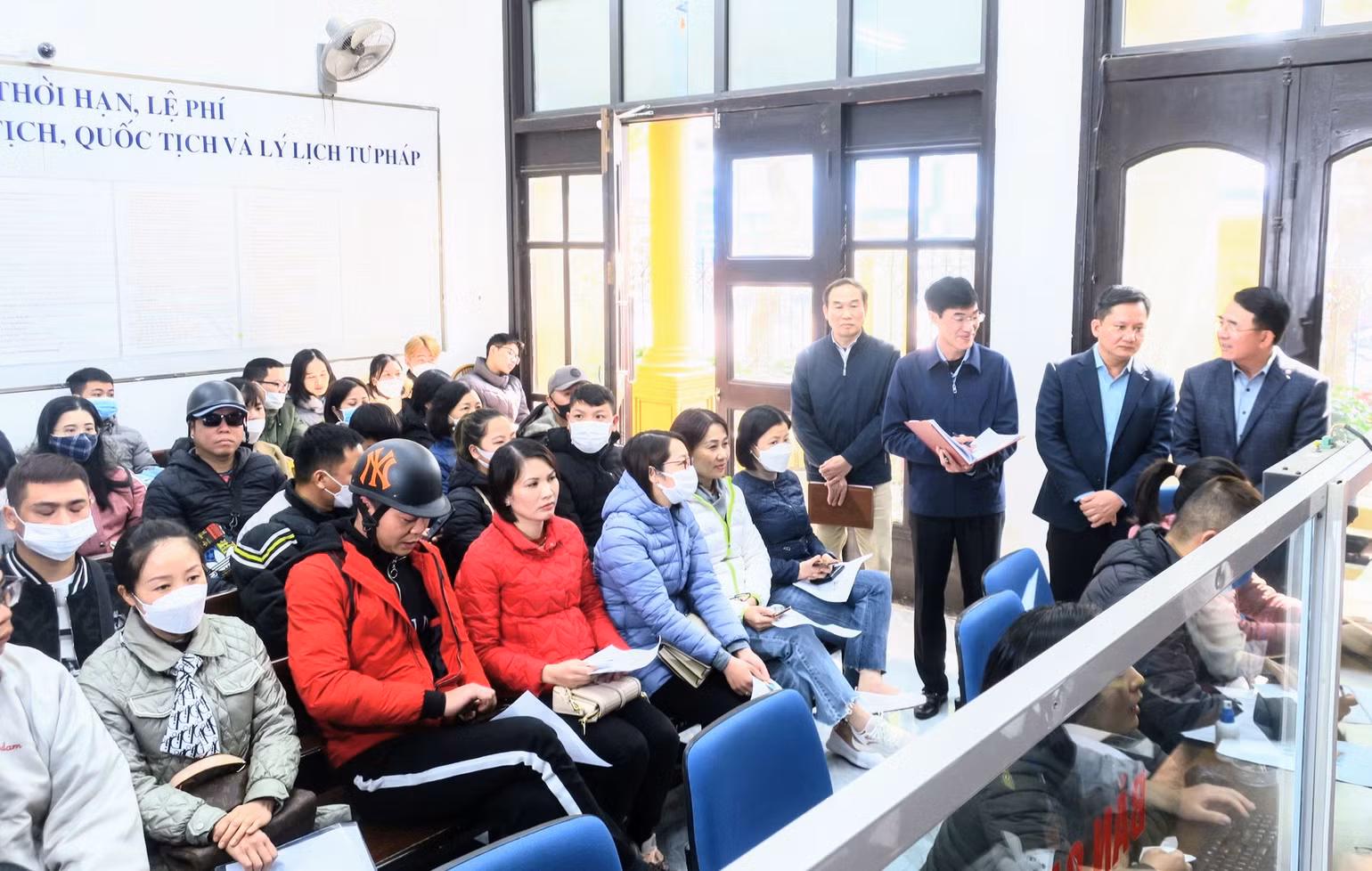 Phó Chủ tịch Ủy ban nhân dân thành phố Hải Phòng Lê Khắc Nam kiểm tra đột xuất việc chấp hành kỷ luật công vụ tại bộ phận “Một cửa” Sở Tư pháp Hải Phòng.