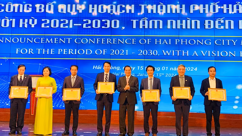Lãnh đạo thành phố Hải Phòng biểu dương, trao Bằng khen tặng các tập thể, cá nhân có thành tích xuất sắc trong công tác xây dựng quy hoạch.