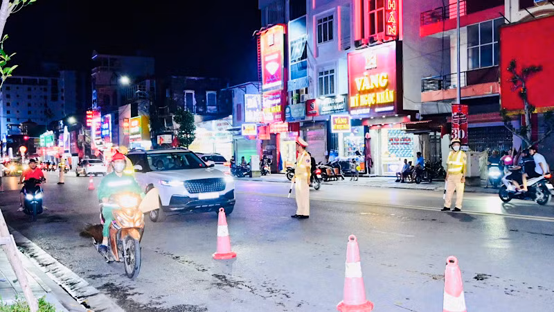 Lực lượng Cảnh sát giao thông kiểm tra, xử lý lái xe vi phạm nồng độ cồn trên tuyến đường Lê Hồng Phong (Hải Phòng).