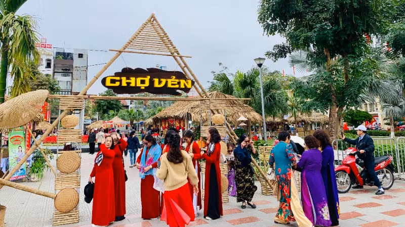 Chợ Vẻn - phiên chợ quê được tái hiện trong Lễ hội Nữ tướng Lê Chân đón đông đảo người dân và du khách tham dự.