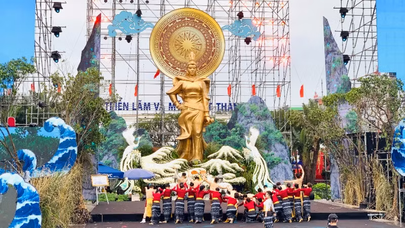 Tượng Nữ tướng Lê Chân được dựng trang trọng tại trung tâm thành phố Hải Phòng.