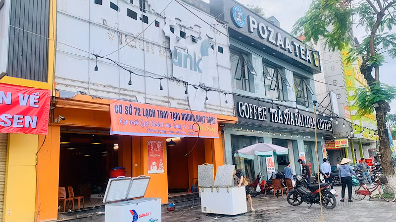 Các hộ kinh doanh thuê ki-ốt phía mặt đường Lạch Tray của Công ty cổ phần May Hai đang tự thu dọn tài sản, trả lại mặt bằng.