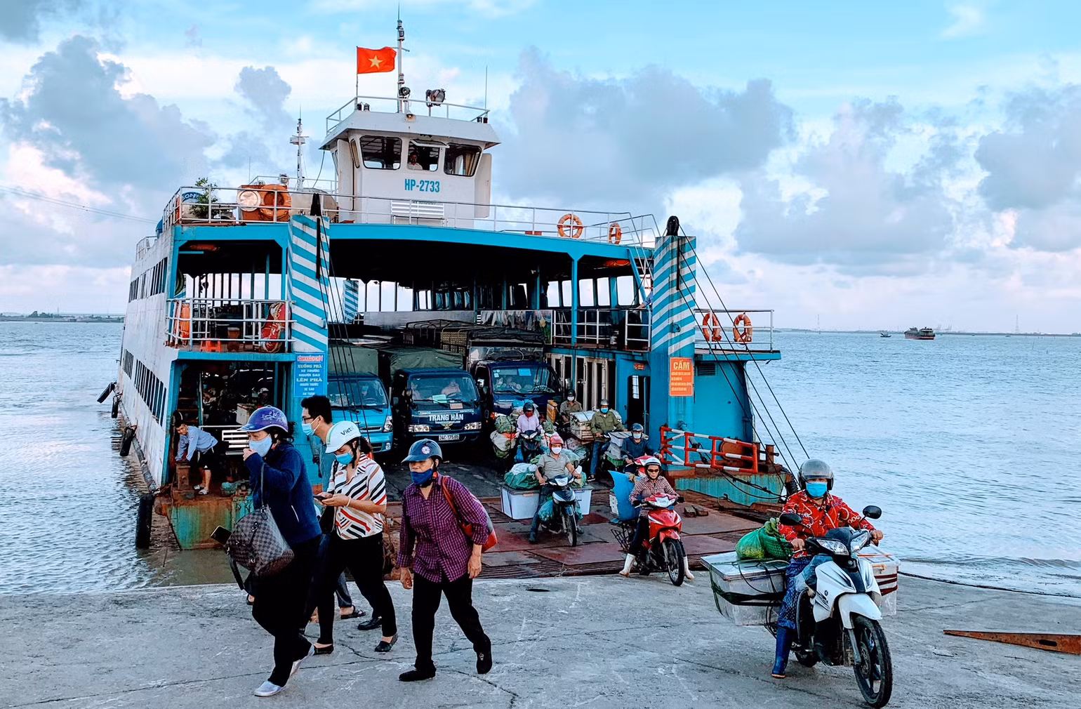 Tuyến phà biển Gót (đảo Cát Hải) sang Cái Viềng (đảo Cát Bà) phải tạm dừng hoạt động từ 21 giờ ngày 17/7.