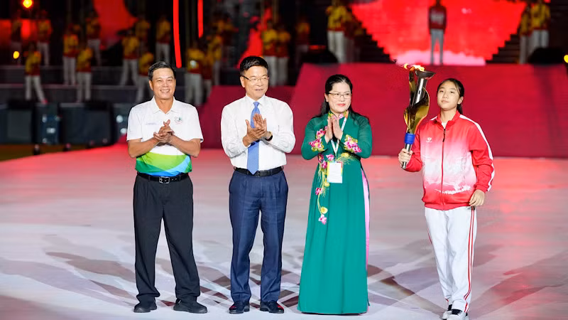 Phó Thủ tướng Lê Thành Long cùng lãnh đạo thành phố Hải Phòng và Bộ Giáo dục-Đào tạo đón nhận và trao ngọn đuốc cho vận động viên thắp sáng Hội khỏe Phù Đổng lần thứ 10.