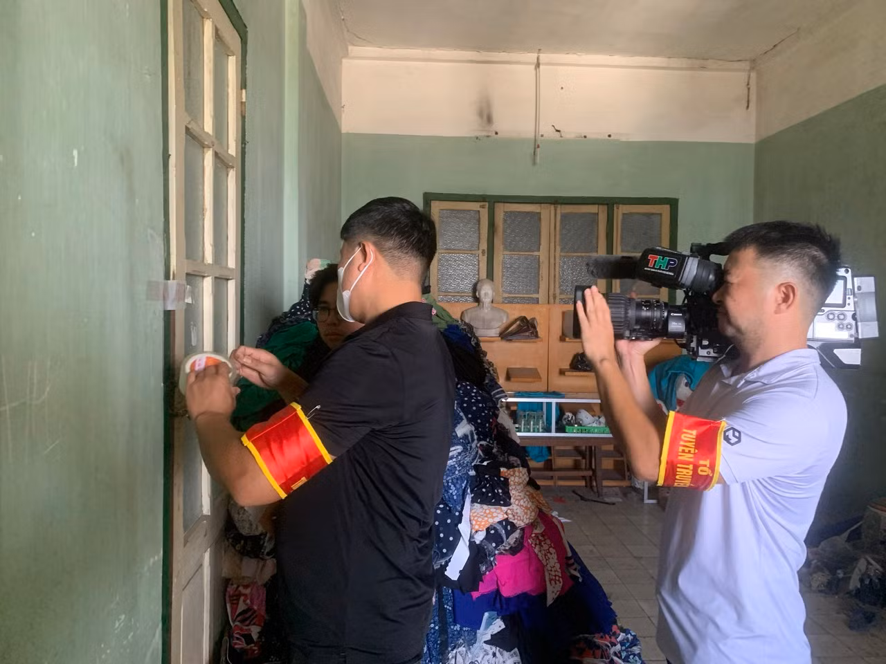 Lực lượng chức năng niêm phong nhà xưởng sau khi kiểm đếm tài sản.