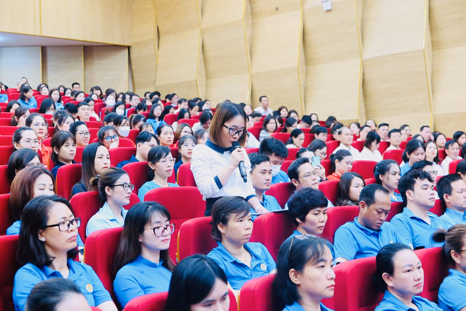 Công nhân, lao động nêu các ý kiến, kiến nghị tại đối thoại.