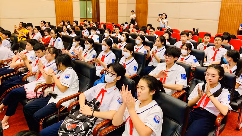 Đông đảo học sinh các trường học trên địa bàn thành phố tham dự và cổ vũ cuộc thi.