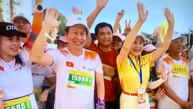 Lãnh đạo thành phố Hải Phòng và các vận động viên hào hứng tham gia giải chạy.