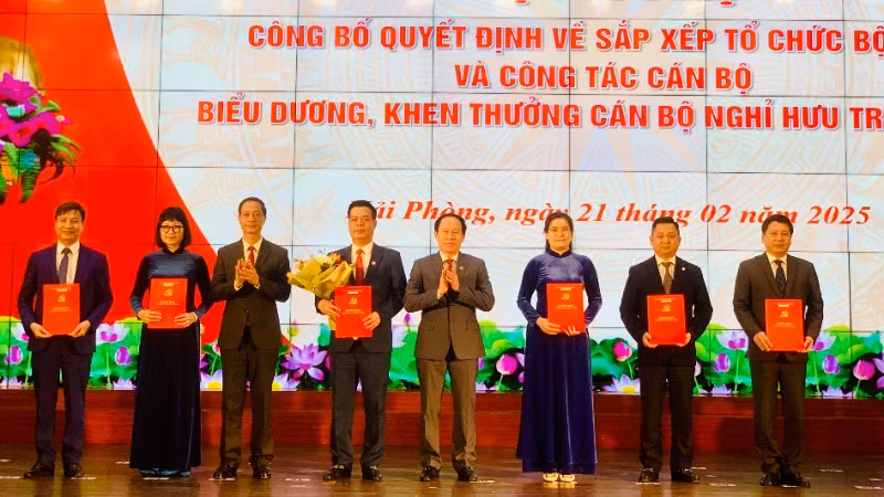 Lãnh đạo Thành ủy Hải Phòng trao quyết định thành lập Ban Tuyên giáo và Dân vận Thành ủy; quyết định bổ nhiệm lãnh đạo ban