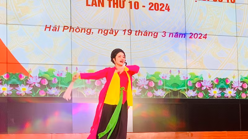 Nghệ sĩ ưu tú Thùy Dương (Đoàn Chèo Hải Phòng) biểu diễn tại cuộc gặp mặt.