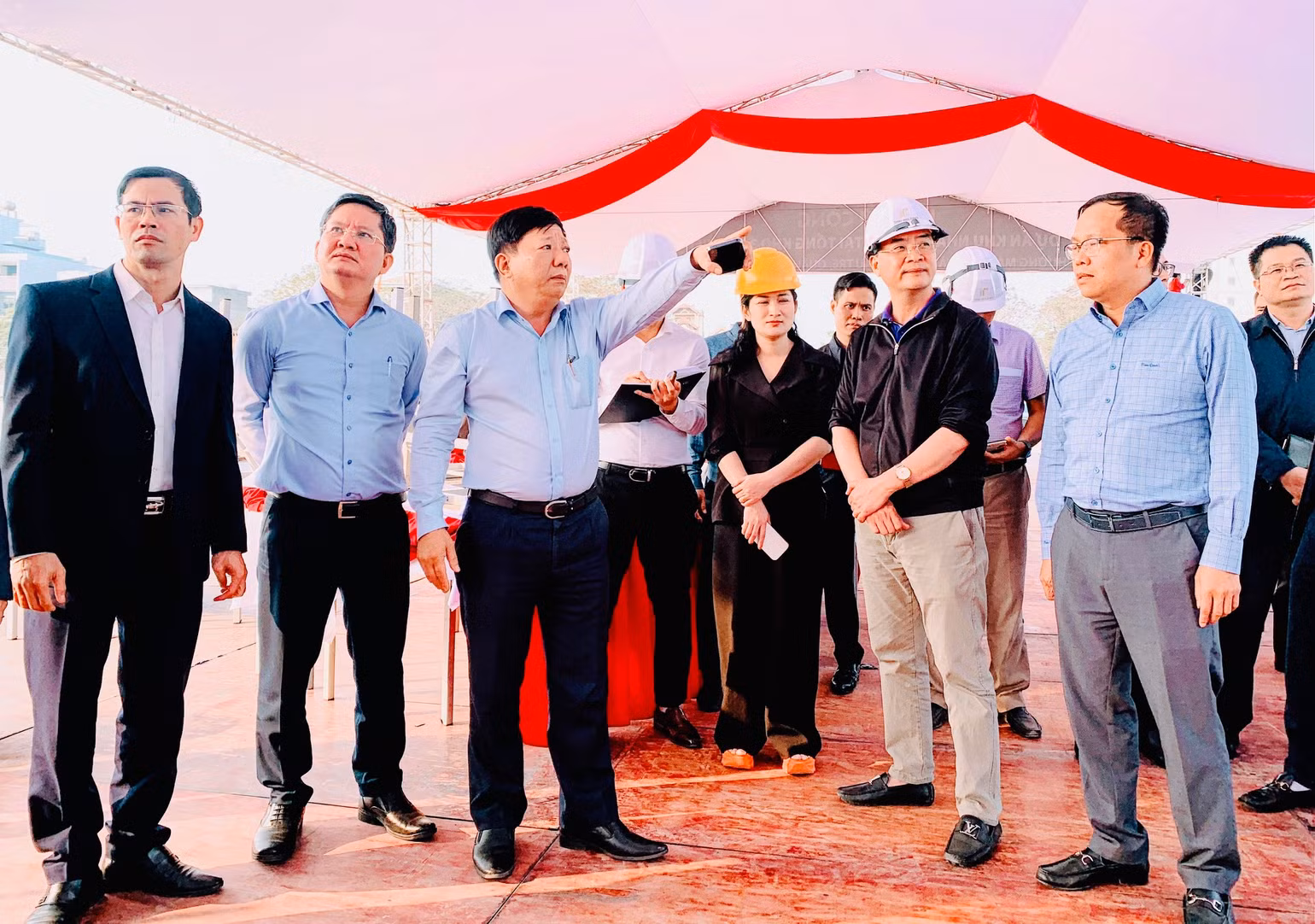Phó Chủ tịch Ủy ban nhân dân thành phố Hải Phòng kiểm tra, chỉ đạo công tác chuẩn bị khởi công dự án. Phó Chủ tịch Ủy ban nhân dân thành phố Hải Phòng kiểm tra, chỉ đạo công tác chuẩn bị khởi công dự án.