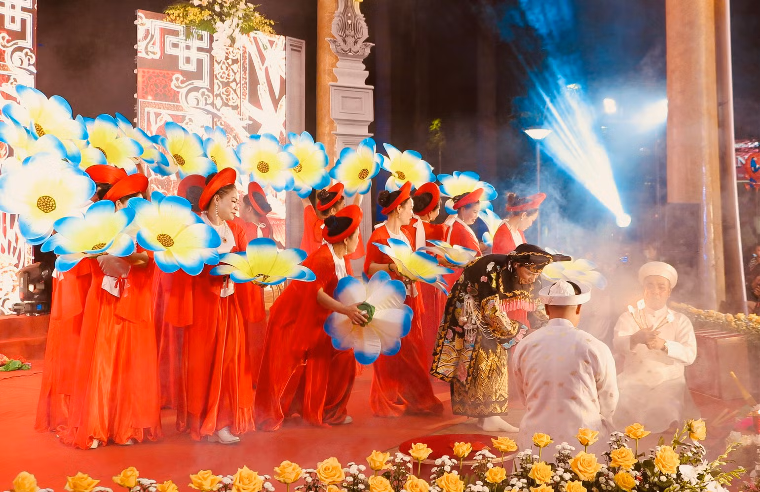 Trình diễn Thực hành tín ngưỡng thờ Mẫu Tam Phủ.