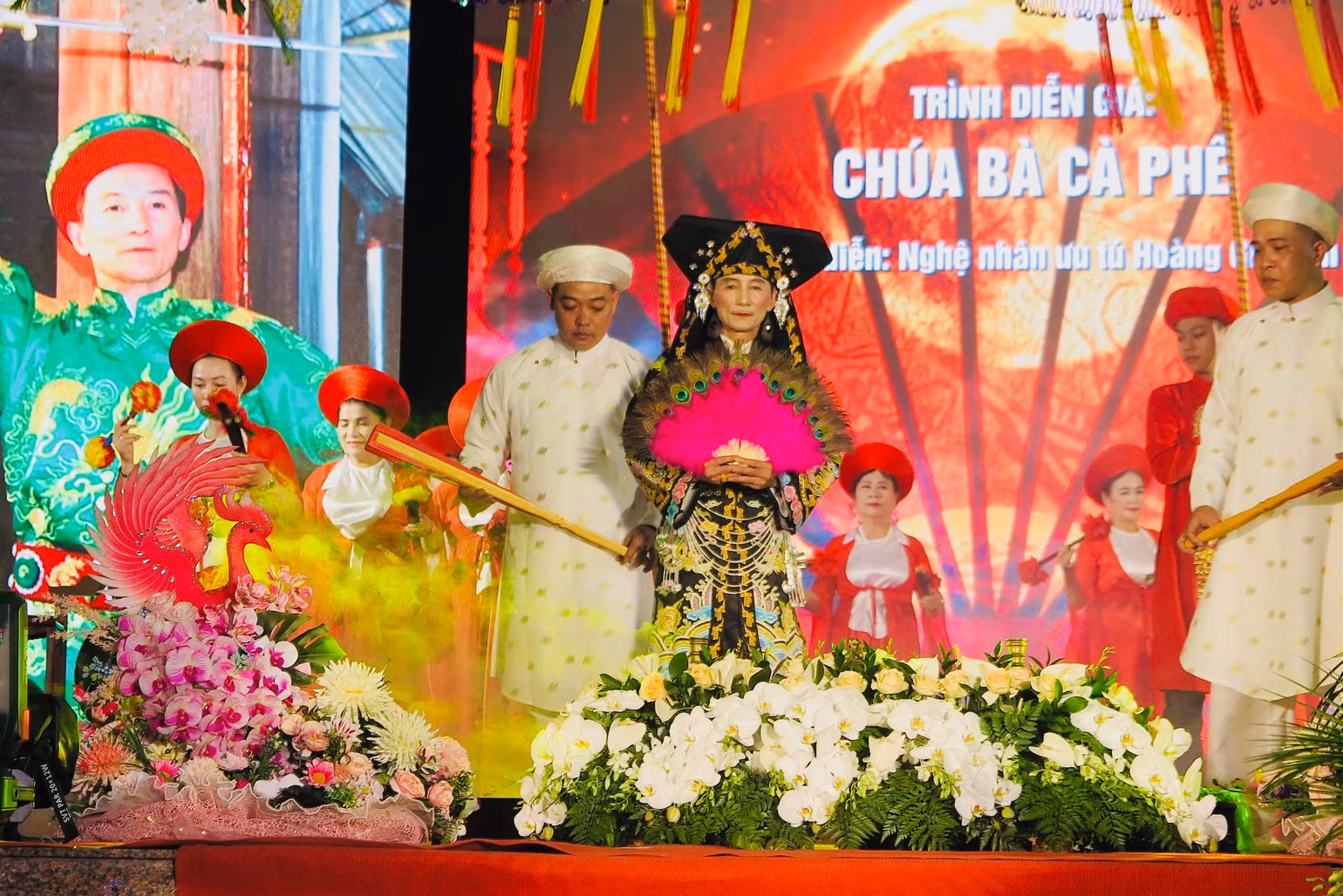 Nghệ nhân ưu tú Hoàng Gia Bổn trình diễn "Chúa Bà cà-phê".