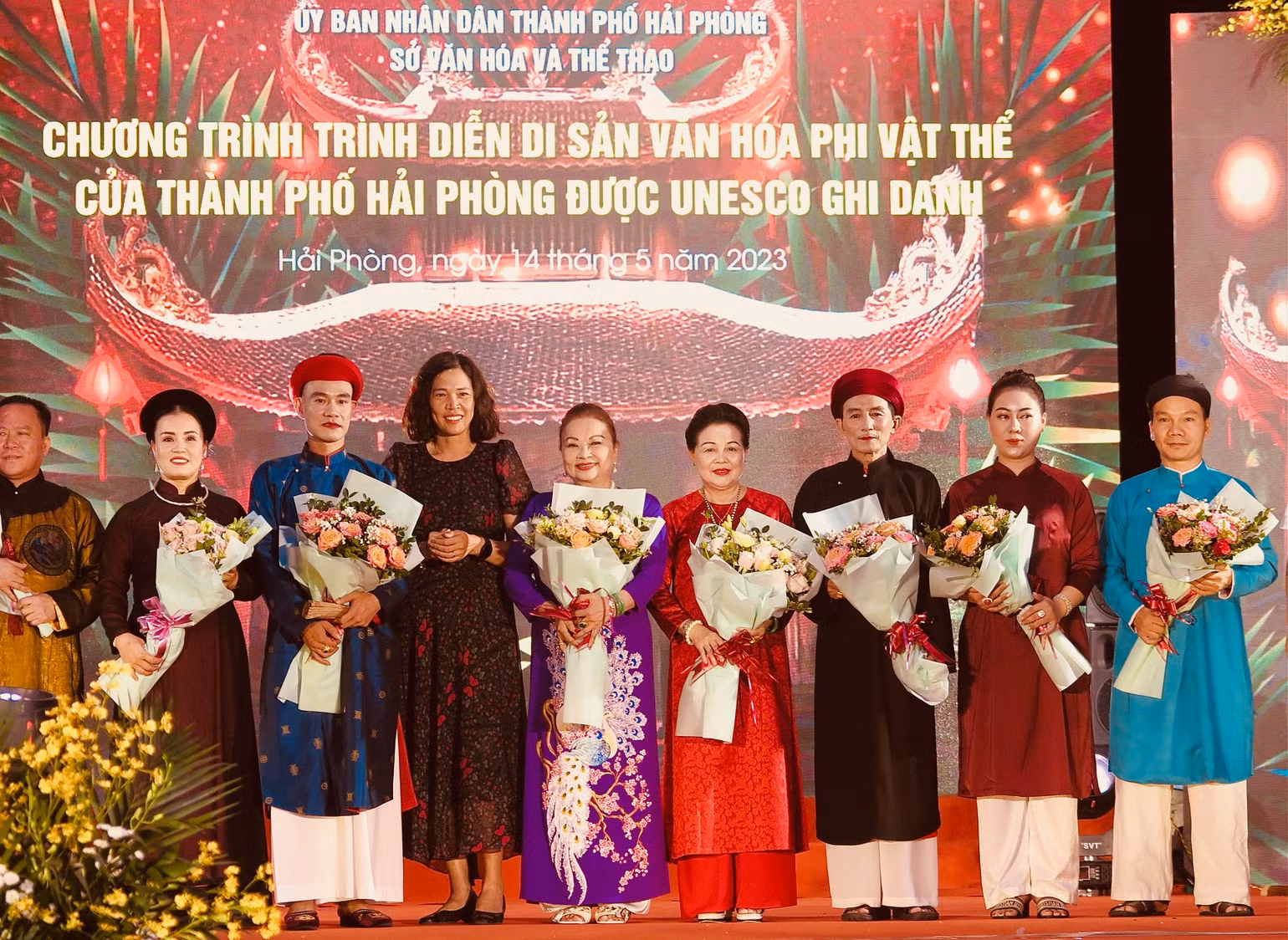 Lãnh đạo Sở Văn hóa-Thể thao Hải Phòng tặng hoa các nghệ nhân tham gia trình diễn.