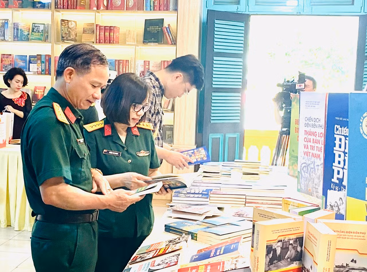Bộ sách đồ sộ thu hút độc giả trong và ngoài quân đội.