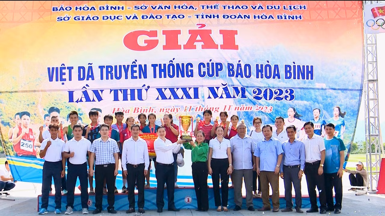 Ban tổ chức cùng các vận động viên tại giải.