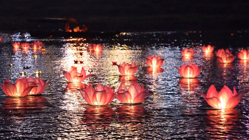 Dòng sông Đà lung linh đèn hoa đăng.