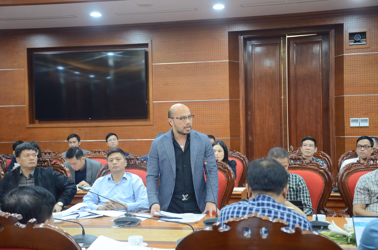 Nhà đầu tư phát biểu tại hội nghị.