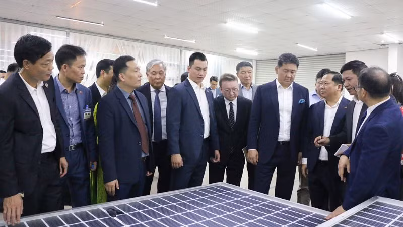 Tổng thống Mông Cổ Ukhnaagiin Khurelsukh (thứ tư từ phải sang) cùng đoàn công tác tìm hiểu về sản phẩm pin năng lượng mặt trời của Công ty CRC Solar Cell.