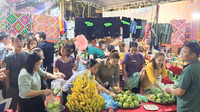 Đông đảo người dân và du khách đến Phiên chợ vùng cao Hòa Bình 2023.