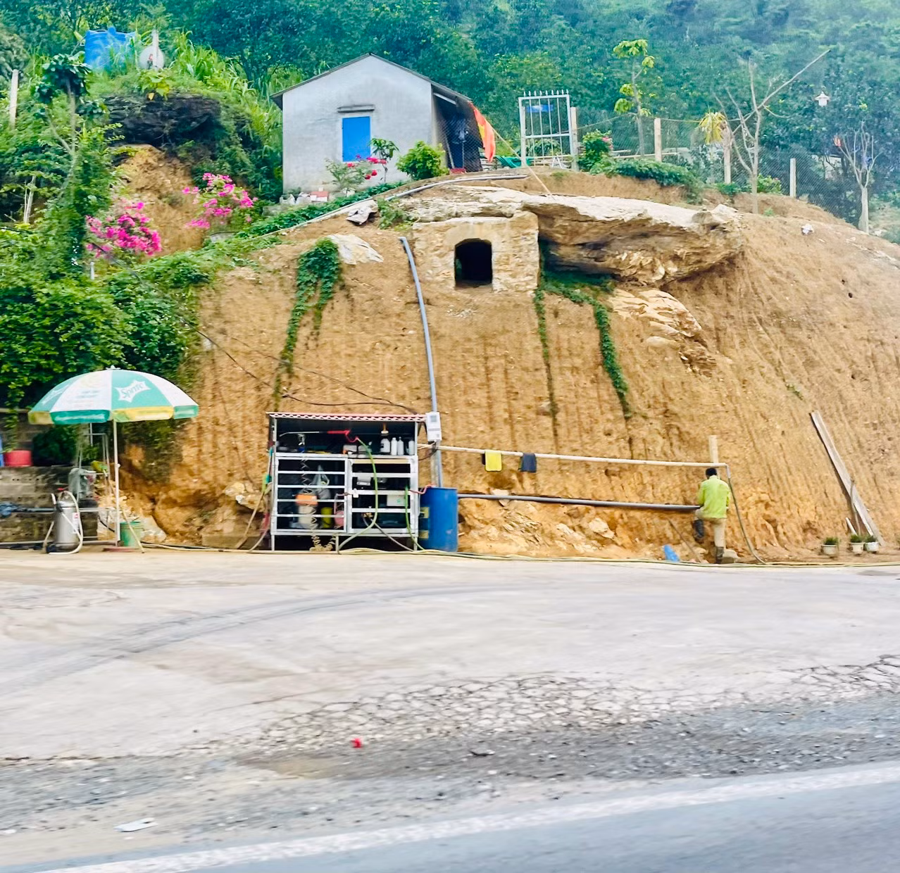 Việc bạt núi trái phép biến thành điểm kinh doanh, tiềm ẩn nguy cơ sạt lở trong mùa mưa bão và tai nạn giao thông đang hiện hữu. Việc bạt núi trái phép biến thành điểm kinh doanh, tiềm ẩn nguy cơ sạt lở trong mùa mưa bão và tai nạn giao thông đang hiện hữu.