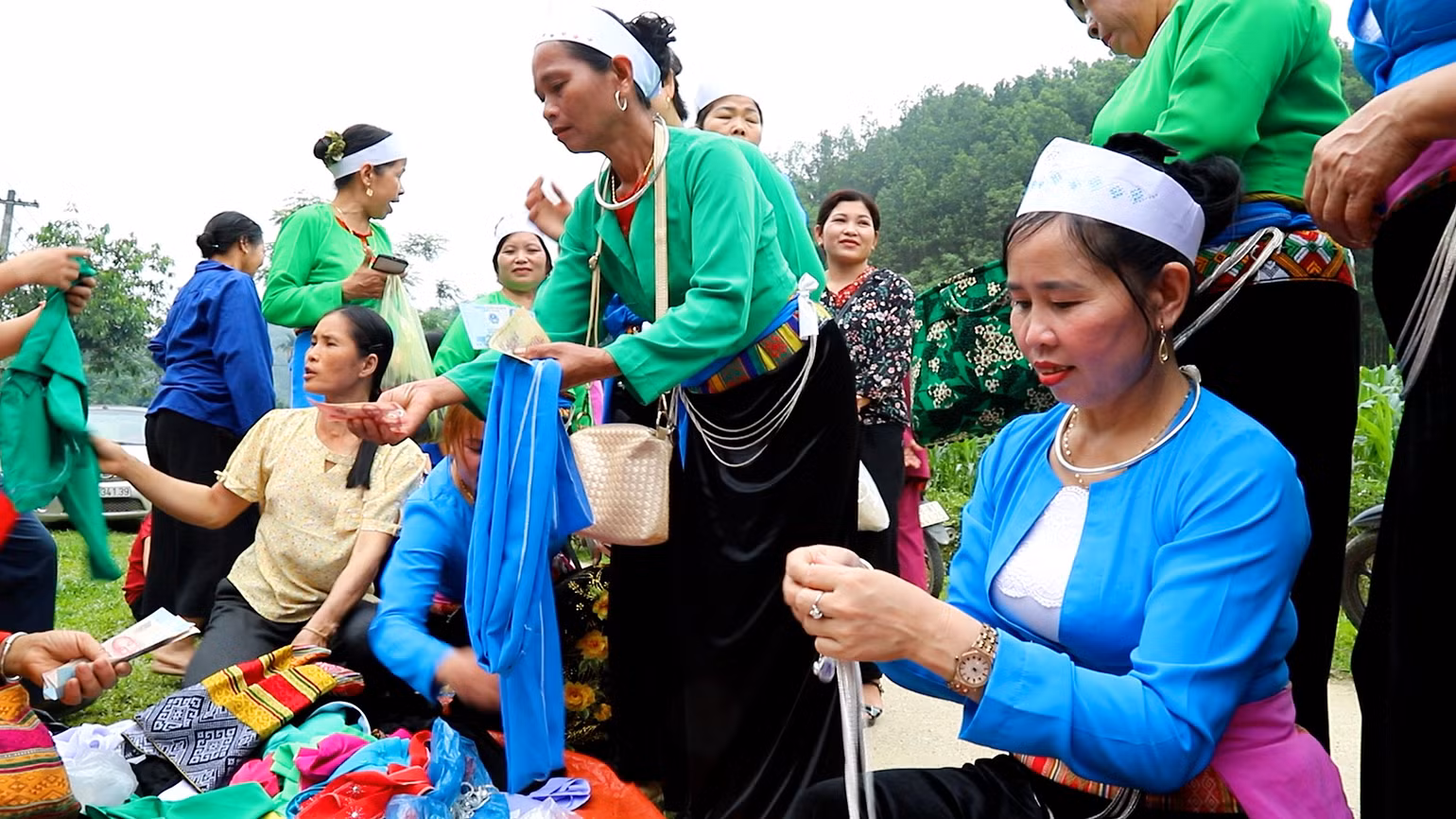 Người dân xứ Mường phấn khởi đi mua trang phục mới để mặc trong ngày Tết Độc lập. Người dân xứ Mường phấn khởi đi mua trang phục mới để mặc trong ngày Tết Độc lập.