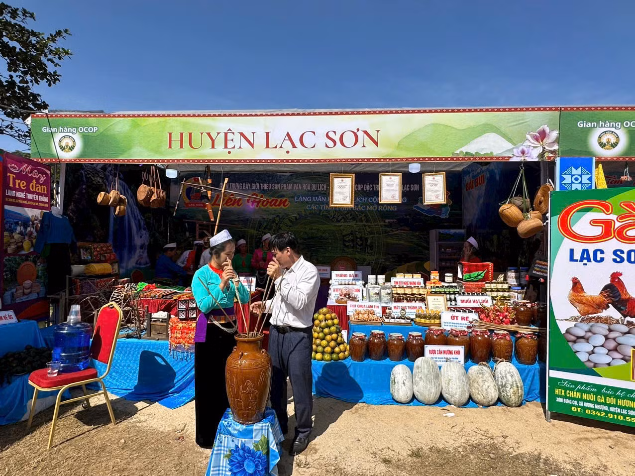 Gian hàng trưng bày các sản phẩm OCOP của huyện Lạc Sơn, Hòa Bình. Gian hàng trưng bày các sản phẩm OCOP của huyện Lạc Sơn, Hòa Bình.