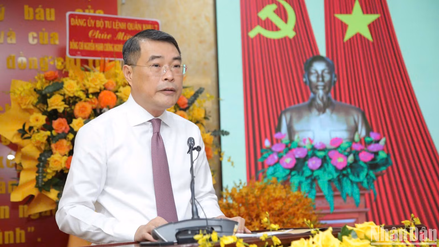 Đồng chí Lê Minh Hưng, Ủy viên Bộ Chính trị, Bí thư Trung ương Đảng, Trưởng Ban Tổ chức Trung ương phát biểu tại buổi công bố, trao quyết định của Bộ Chính trị về công tác cán bộ. Đồng chí Lê Minh Hưng, Ủy viên Bộ Chính trị, Bí thư Trung ương Đảng, Trưởng Ban Tổ chức Trung ương phát biểu tại buổi công bố, trao quyết định của Bộ Chính trị về công tác cán bộ.